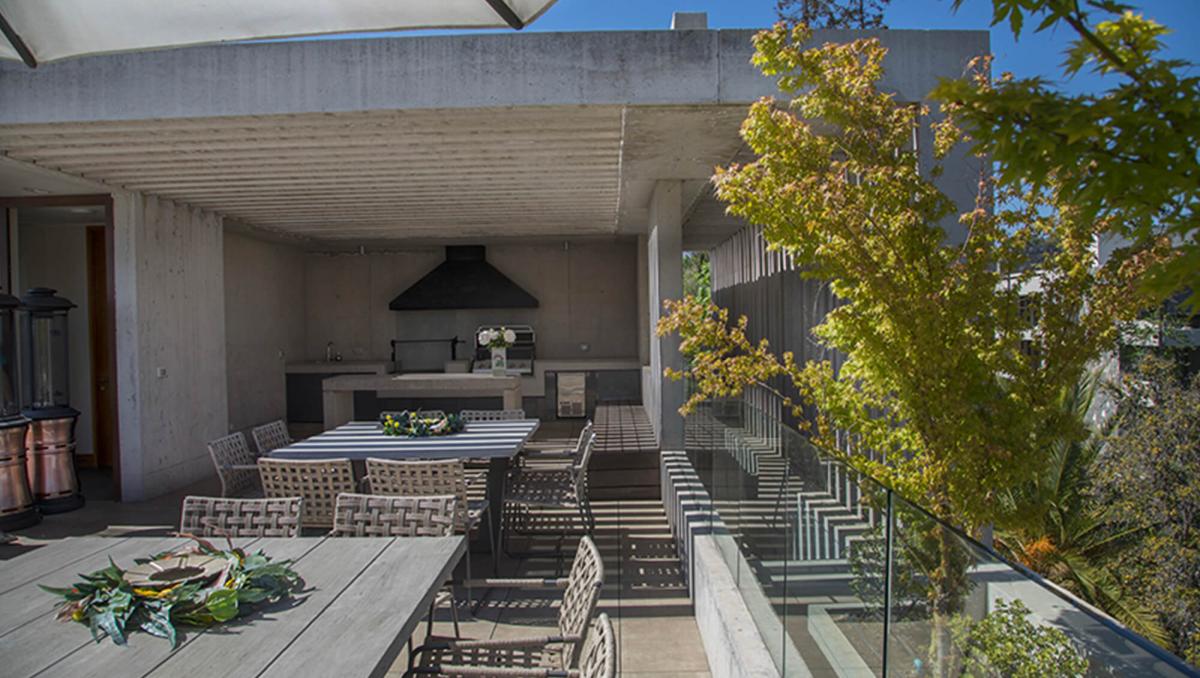 Quincho mesas - Departamento Penthouse en Las Condes